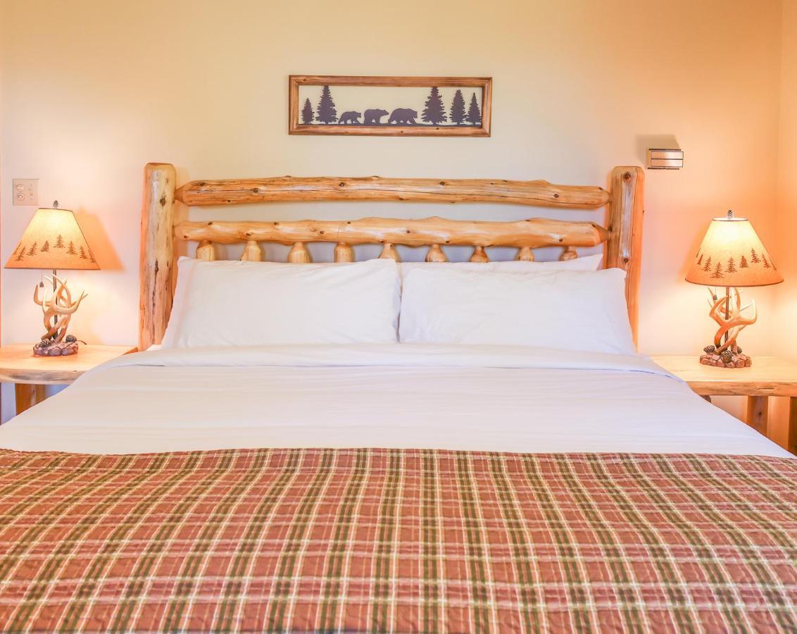 Outland Chalet & Suites Great Smoky Mountains Whittier Zimmer foto