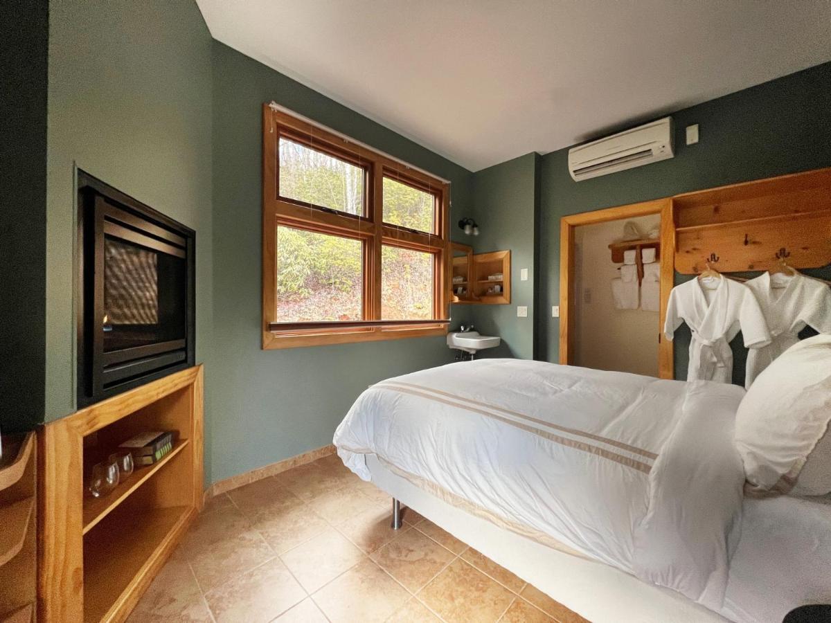 Outland Chalet & Suites Great Smoky Mountains Whittier Zimmer foto